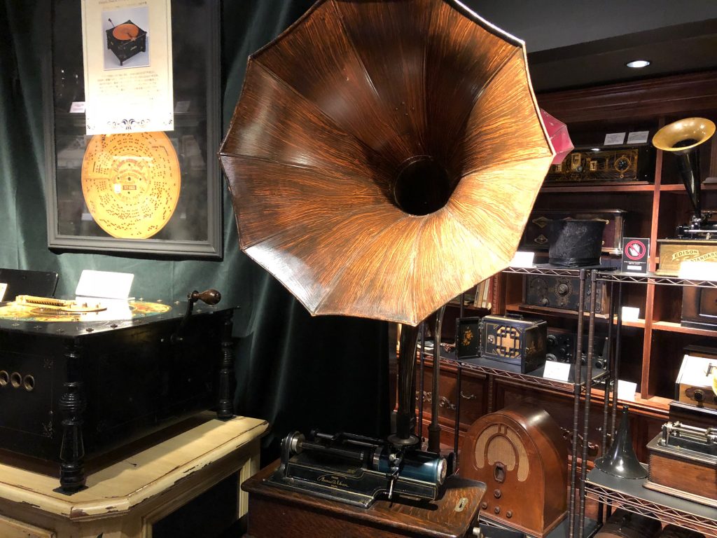 46728666_2029618540438275_3482