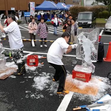 氷を削る気持ち良い音と美しい氷彫刻が今年も