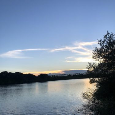 夕陽を浴びる利根川