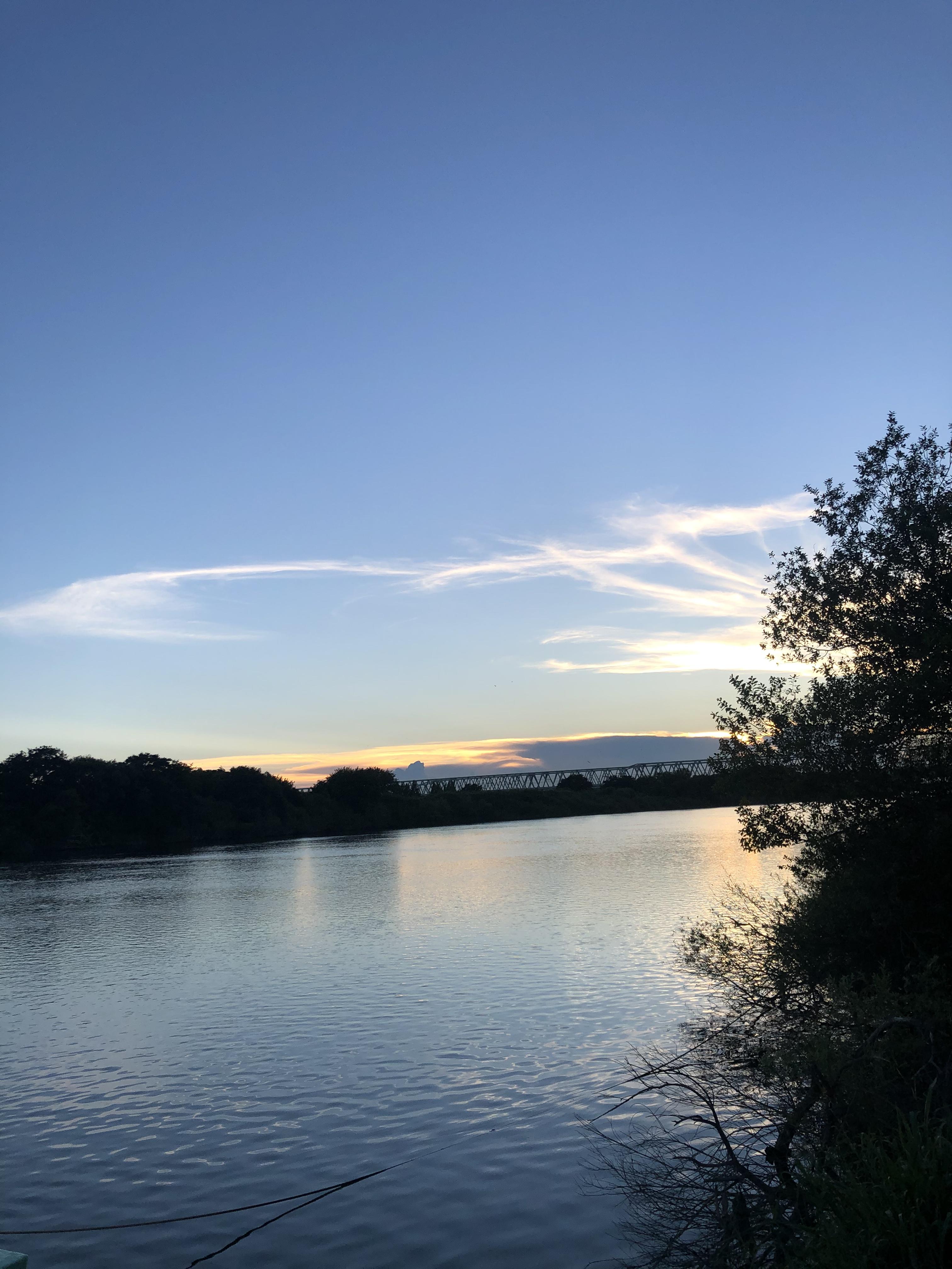 夕陽を浴びる利根川