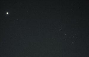プレアデス星団と金星の夜空