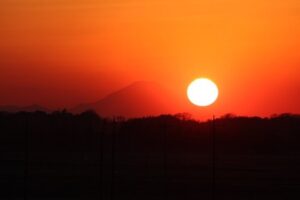 夕日に染まる富士山