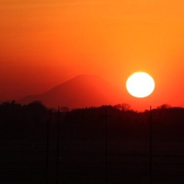 夕日に染まる富士山