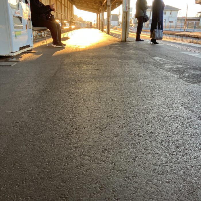 朝日の色に染まる駅のホーム