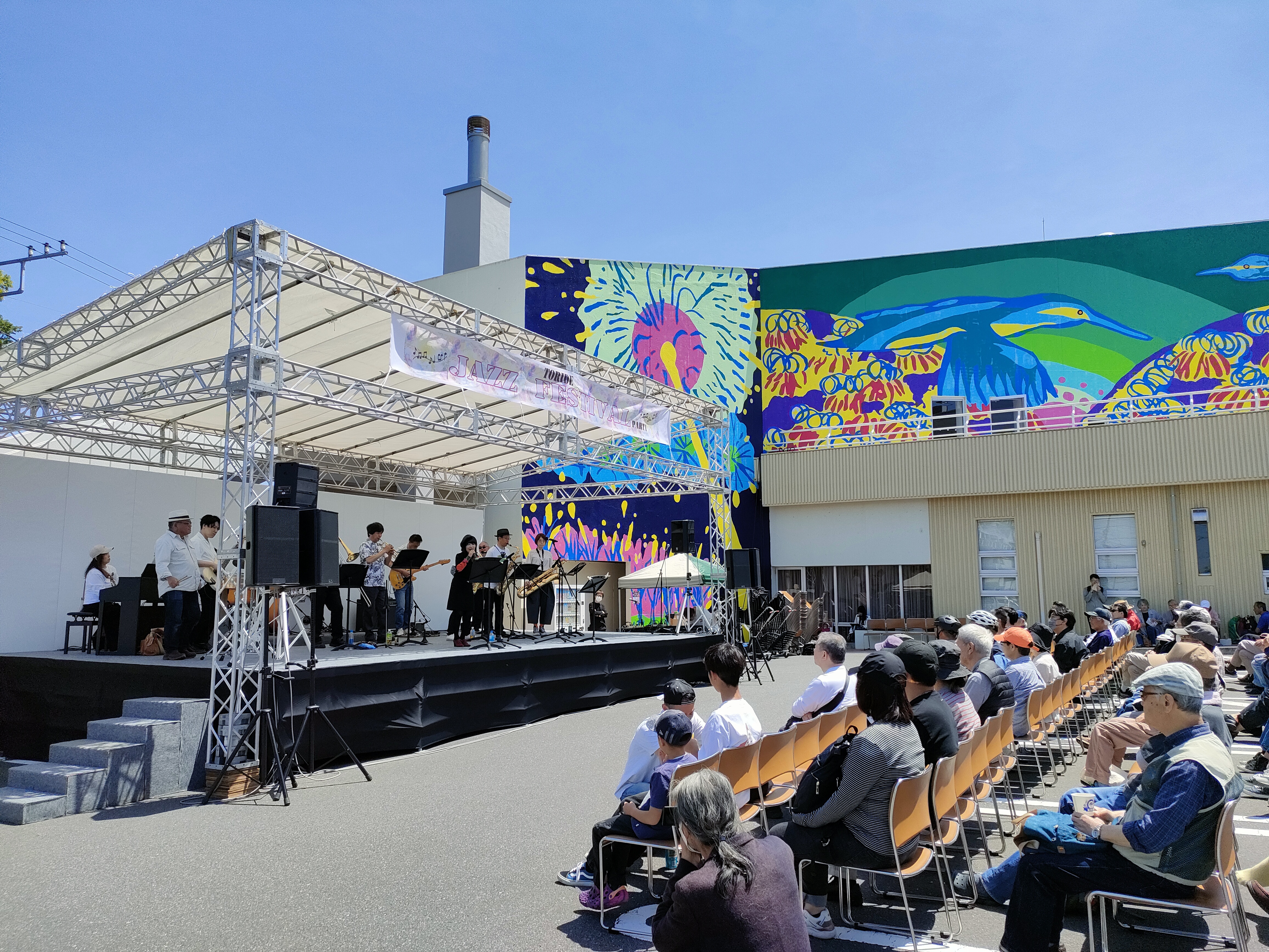 市民会館の壁画とジャズフェス