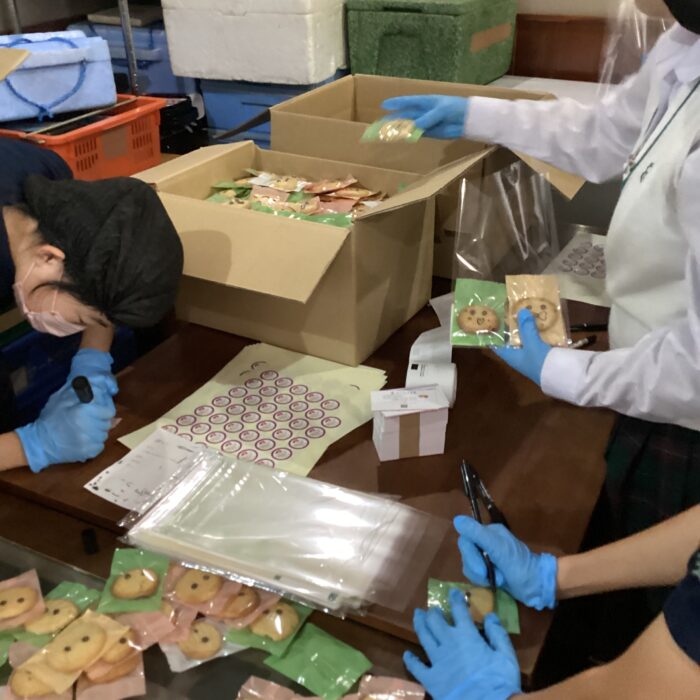 サステナブルおいもスイーツ「おいものクッキー」の仕上げ作業をおいもの宝箱さんで行いました