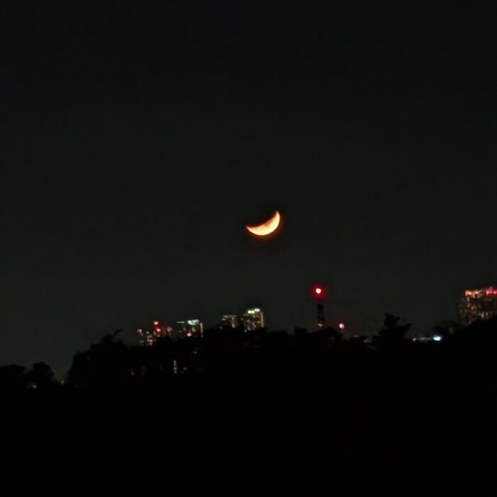 落ちそうな三日月