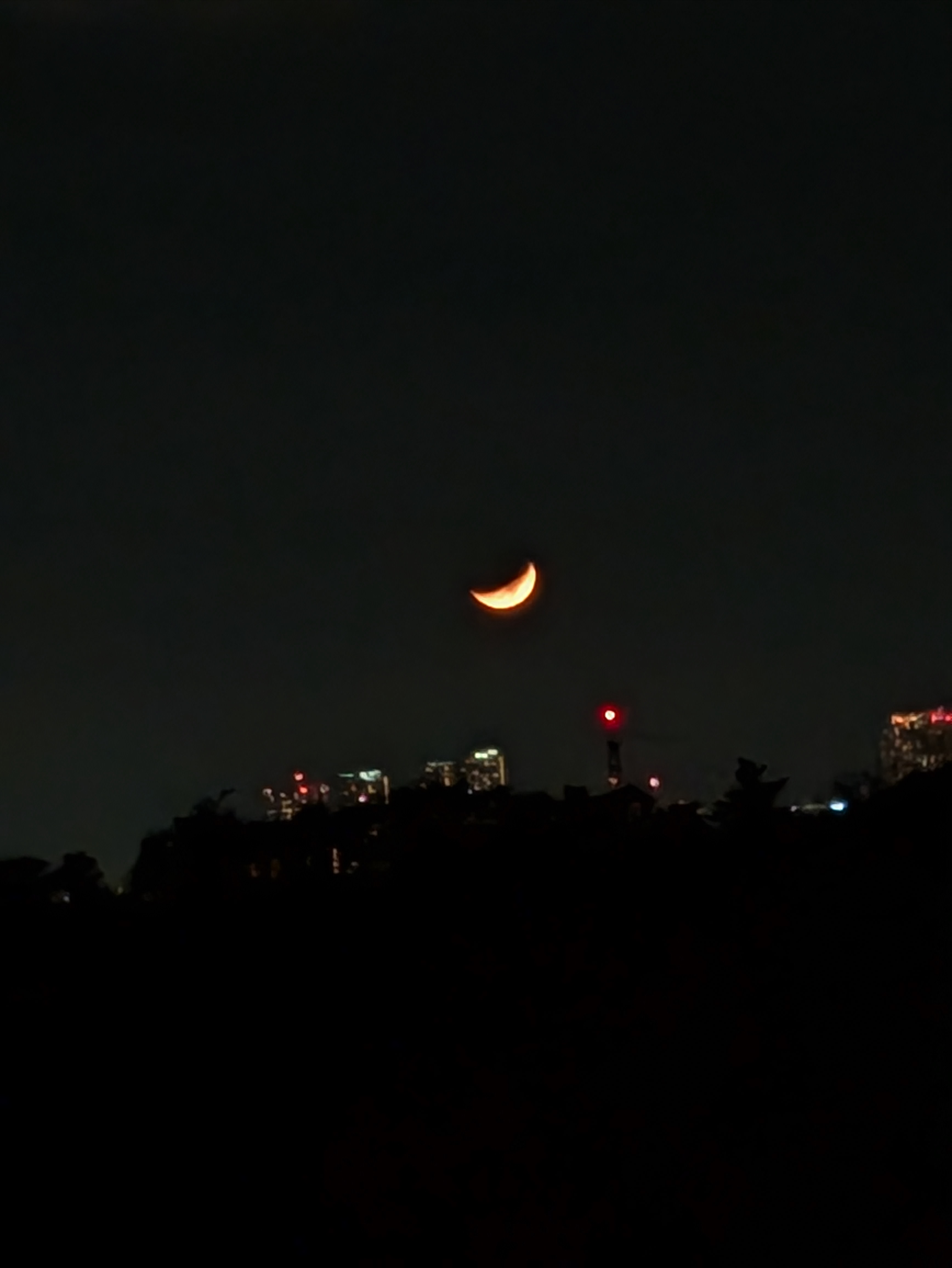 落ちそうな三日月