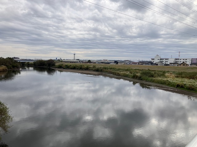 小貝川の水面に映る雲
