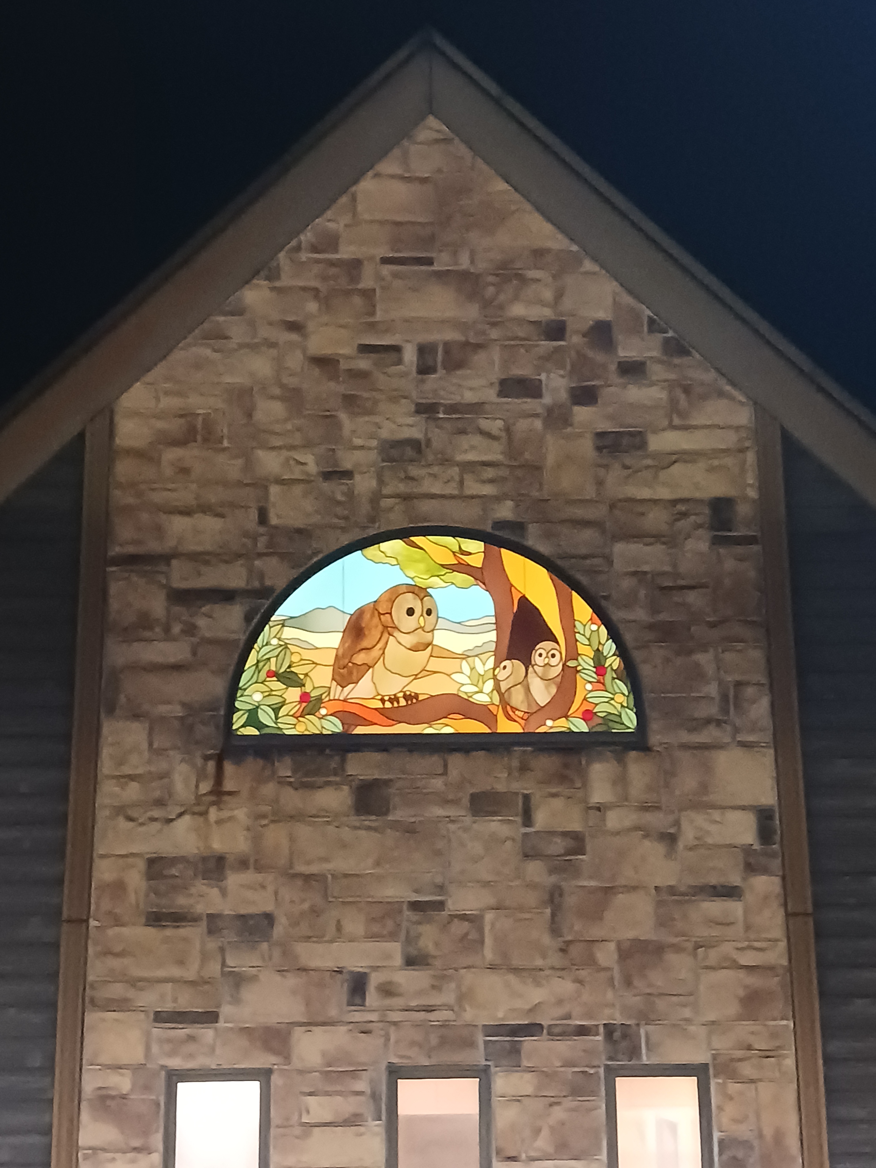 映えるステンドグラス