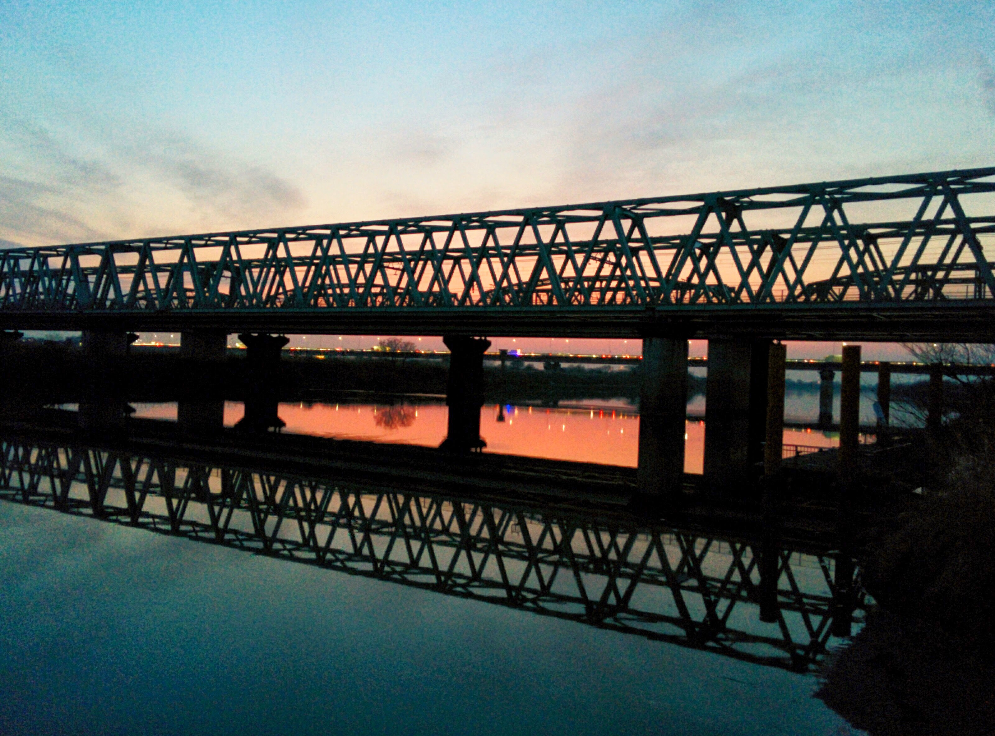 夕暮れの橋