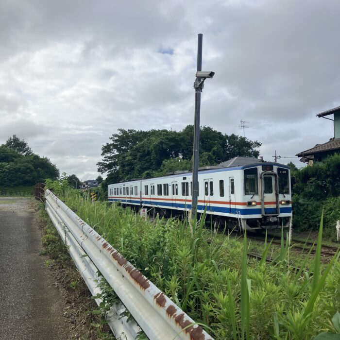 早朝の常総線と雲
